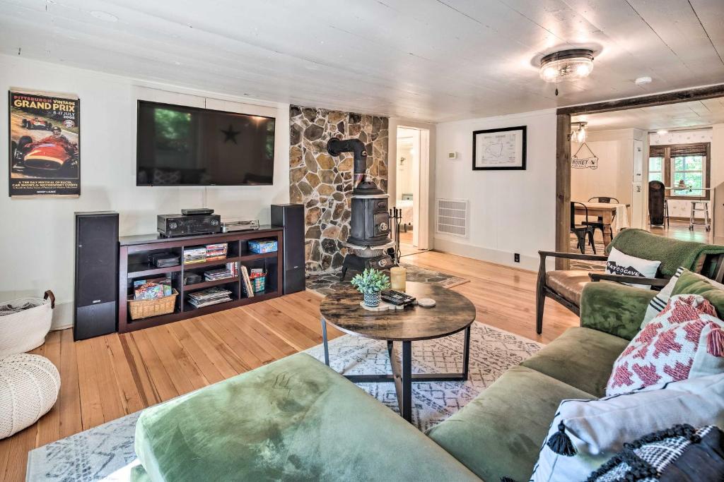 Whimsical Bat Cave Cottage with Fire Pit!, Hendersonville – Updated 2023  Prices