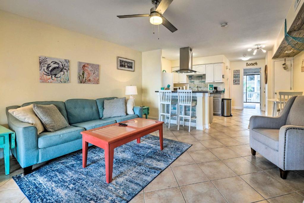 sala de estar con sofá y mesa en Coastal Condo with Pool Access - Steps to Beach en Carolina Beach