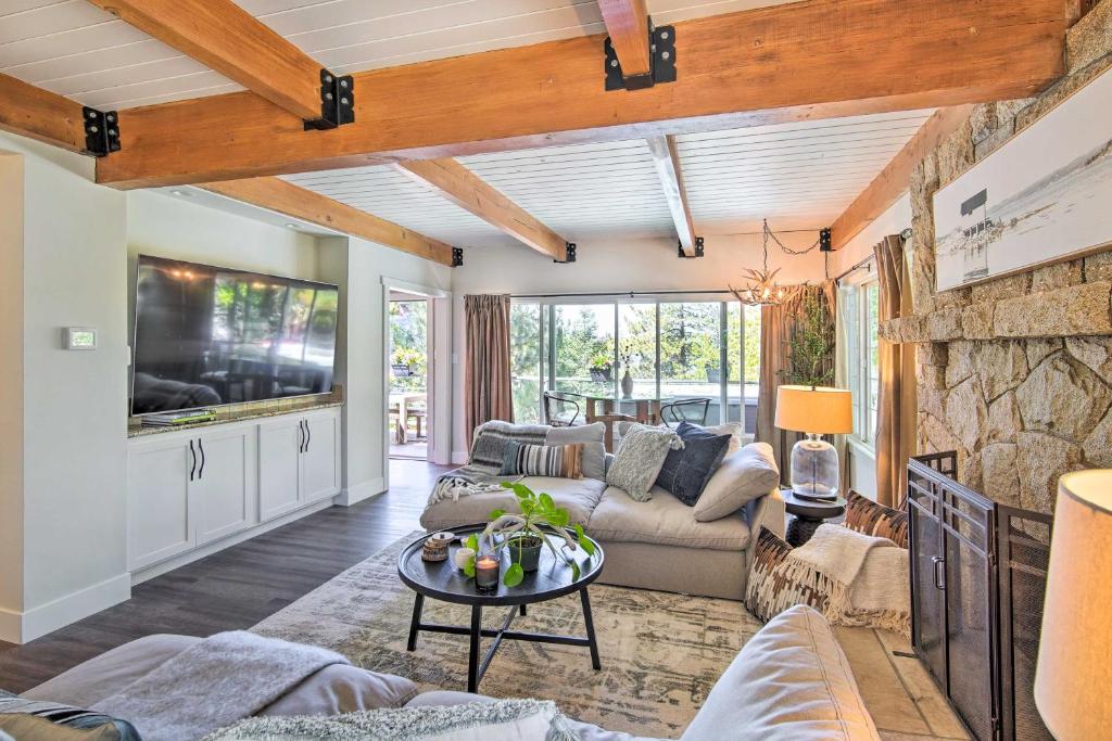 Télévision ou salle de divertissement dans l'établissement Chic Lake House with Furnished Deck and Hot Tub!