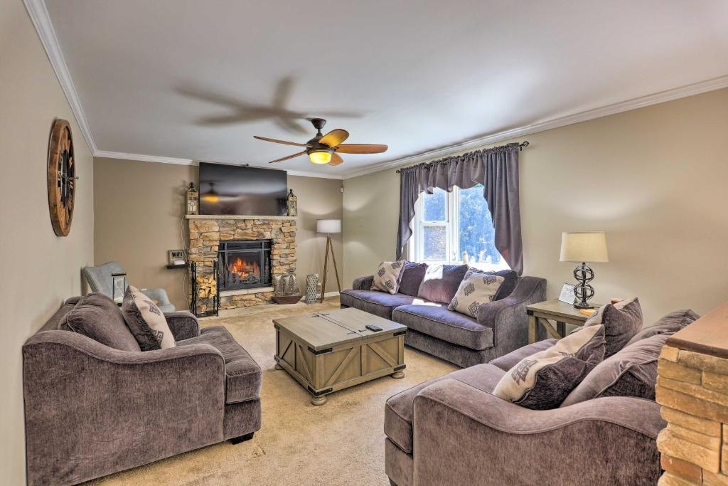 un salon avec des canapés et une cheminée dans l'établissement Hot Tub, Fire Pit and Lake Access Poconos Escape!, à Albrightsville