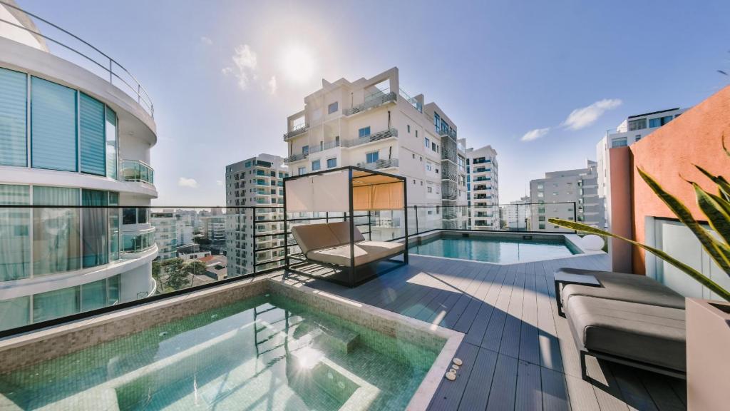 uma varanda com uma piscina no topo de um edifício em Fully Serviced Apartment at Regatta Living II - 302 em Santo Domingo