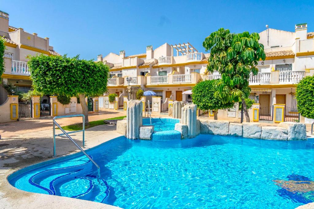 basen przed budynkiem w obiekcie CB Living - First line detached house, Cabo Roig w mieście Orihuela