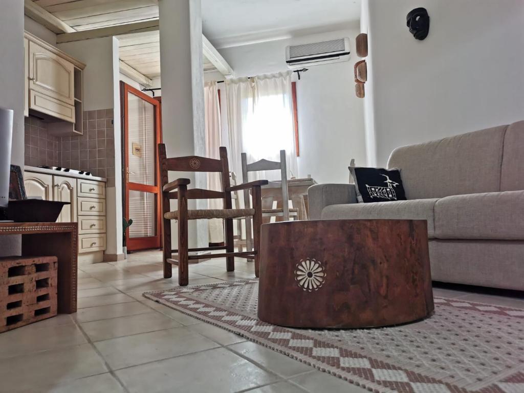 salon z kanapą i stołem w obiekcie Sardinia House w mieście Porto San Paolo