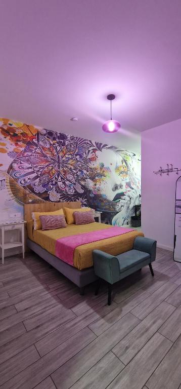 una camera da letto con un letto e un dipinto sul muro di Huelva Art a Huelva