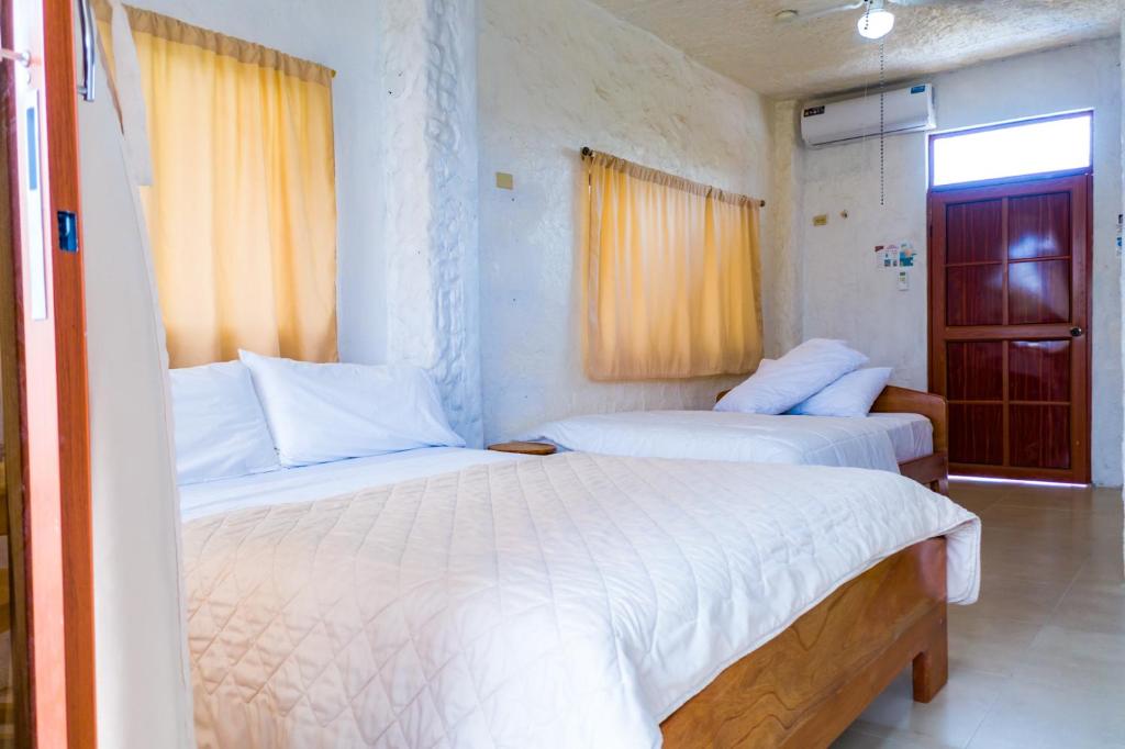 Postel nebo postele na pokoji v ubytování Royal Galápagos Inn