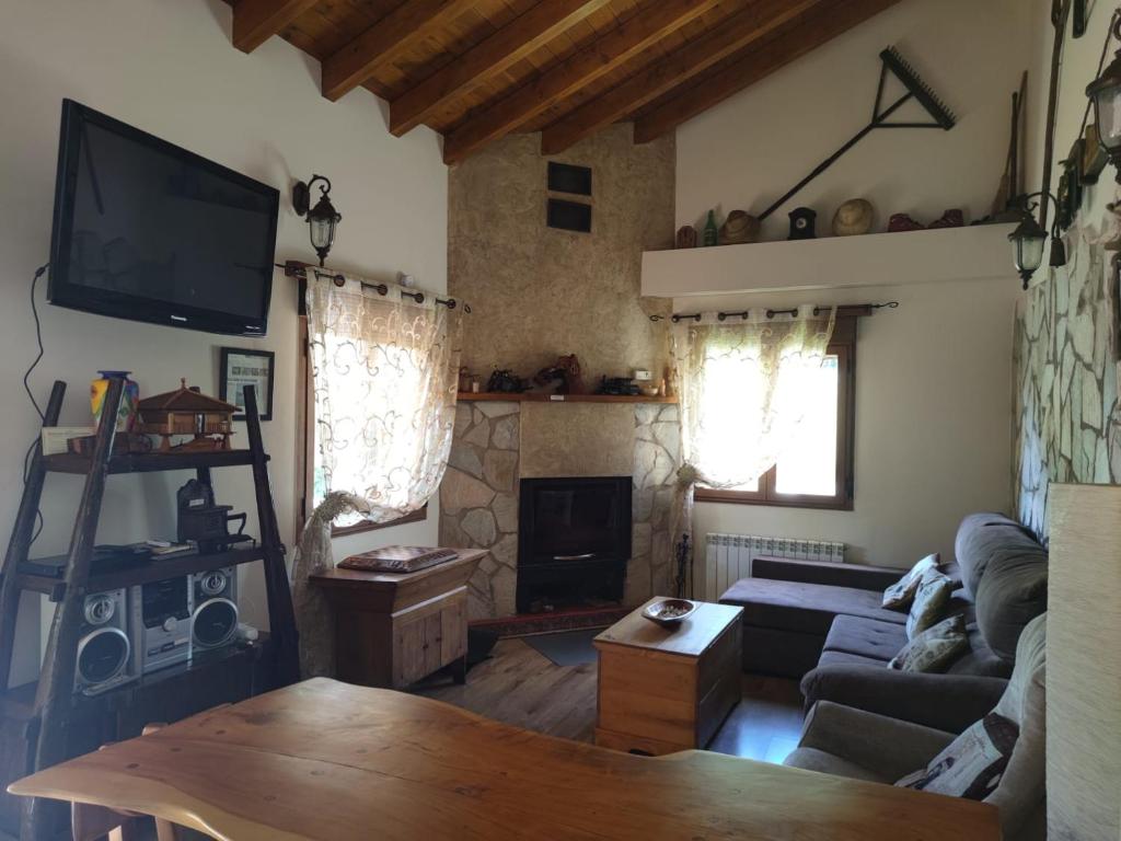 Televízia a/alebo spoločenská miestnosť v ubytovaní Casa Rural Refugio del Cueto***