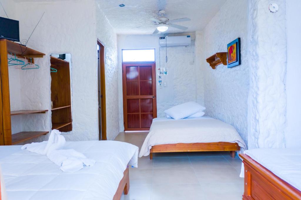 Postel nebo postele na pokoji v ubytování Royal Galápagos Inn