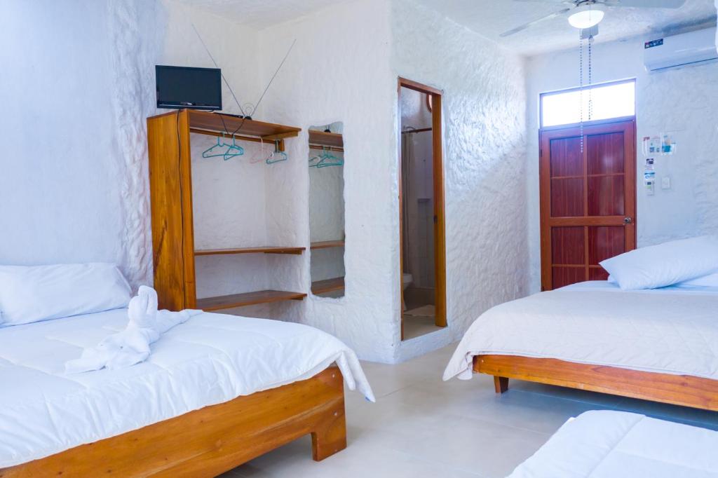 Postel nebo postele na pokoji v ubytování Royal Galápagos Inn