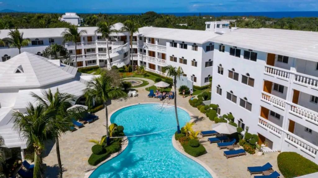 einen Luftblick auf ein Resort mit einem Pool in der Unterkunft Ocean Palms - 1Bed 1Bth King Suite Condo in Cabarete