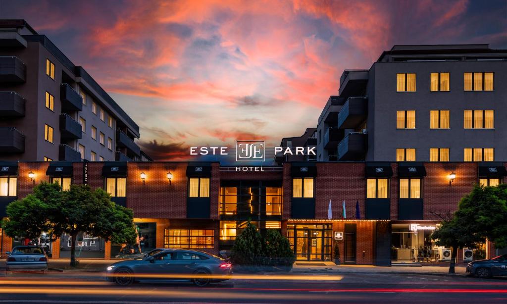 プロブディフにある-- ESTE PARK HOTEL -- part of Urban Chic Luxury Design Hotels - Parking &amp; Compliments - next to Shopping &amp; Dining Mall Plovdivの建物の前に車が駐車されている