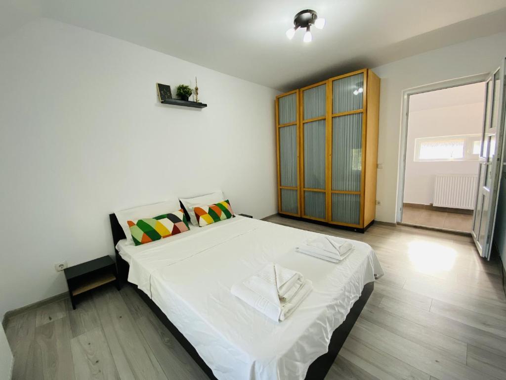 Кровать или кровати в номере Central Apartment with Garden in Blaj