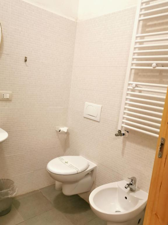 Uma casa de banho em Tommy Vitello camere
