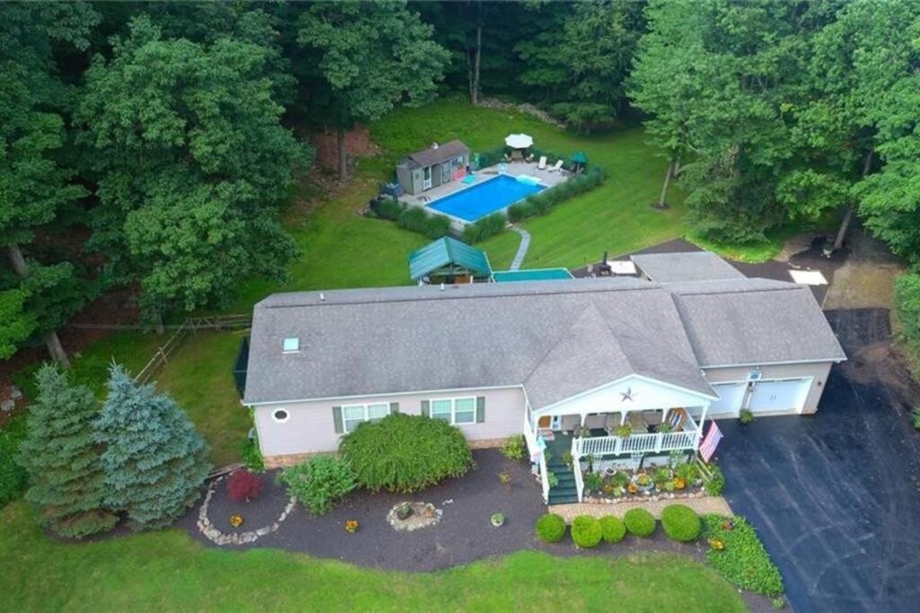 - une vue aérienne sur une maison avec une piscine dans l'établissement Family Fun Getaway near Cascade Lake in Warwick NY, à Warwick
