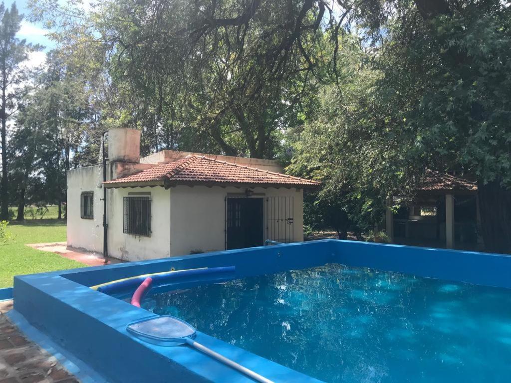 una piscina frente a una casa en Casa Quinta Los Prados en Río Tala