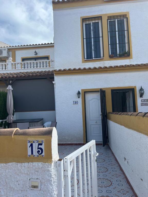 Calle canarias, Gran Alacant – Bijgewerkte prijzen 2023