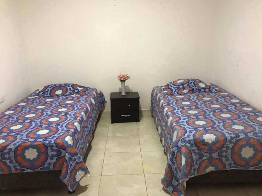 two beds sitting next to each other in a bedroom at Donde Bris in Ríohacha