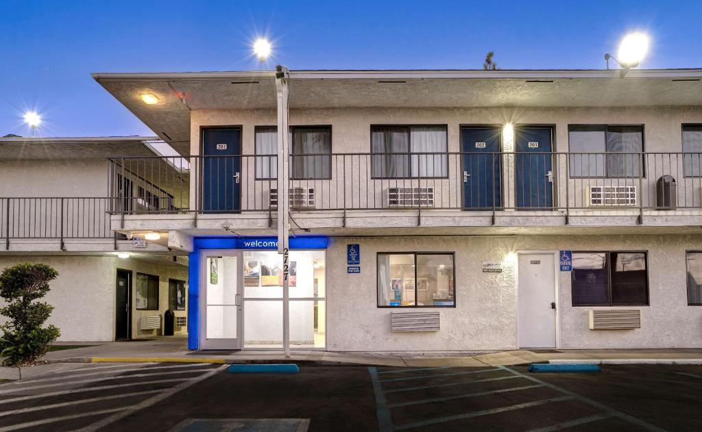 ein leerer Parkplatz vor einem Gebäude in der Unterkunft Motel 6-Bakersfield, CA - South in Bakersfield