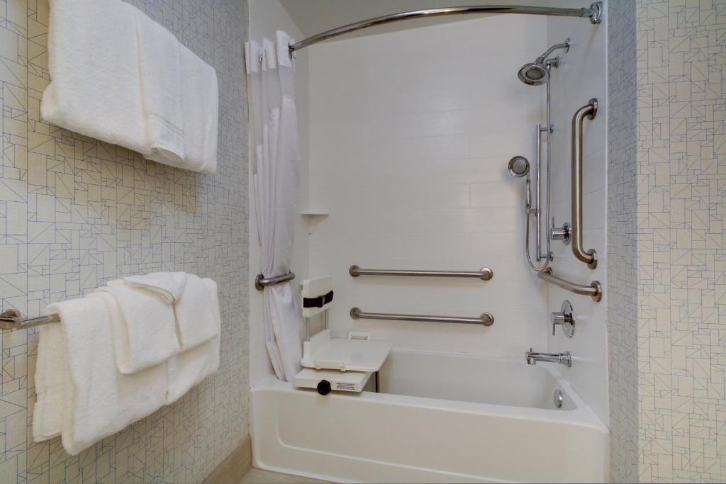Koupelna v ubytování Holiday Inn Express & Suites Aurora - Naperville by IHG