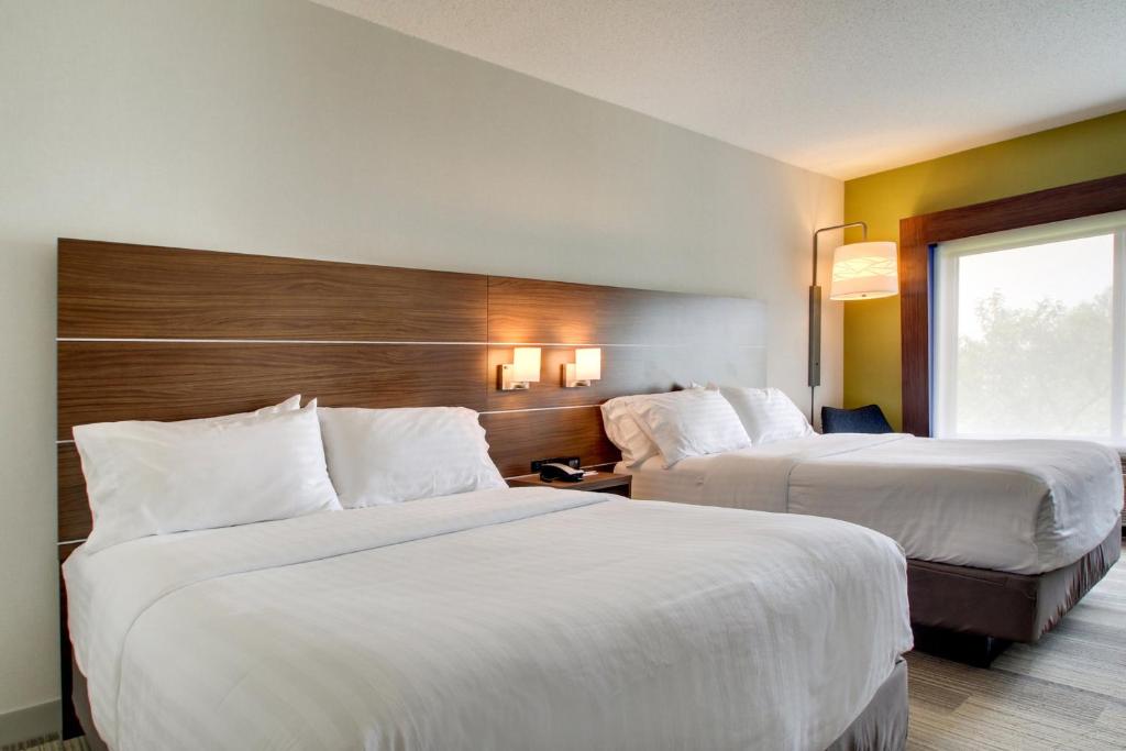 Postel nebo postele na pokoji v ubytování Holiday Inn Express & Suites Aurora - Naperville by IHG