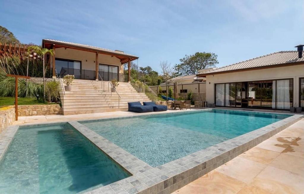 una piscina frente a una casa en Mansão luxuosa com área de lazer em Valinhos, en Valinhos
