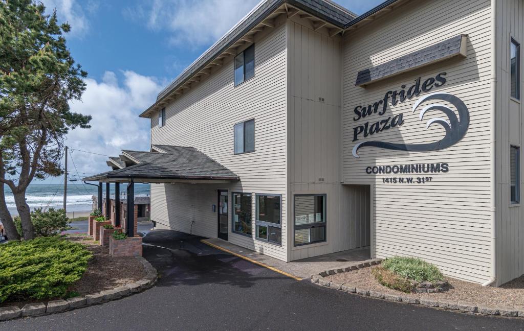 a front view of the suntrust park inn at Surftides Plaza Rentals in Lincoln City