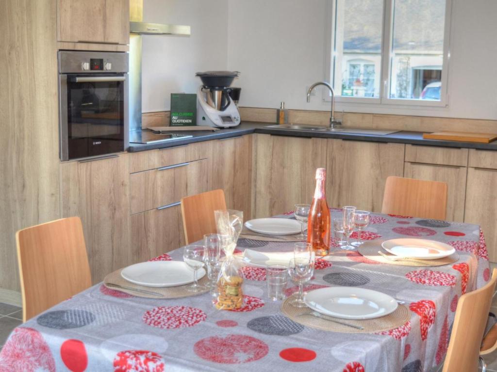 una cocina con una mesa con platos y vasos. en Gîte Chenonceaux, 3 pièces, 4 personnes - FR-1-381-512, en Chenonceaux