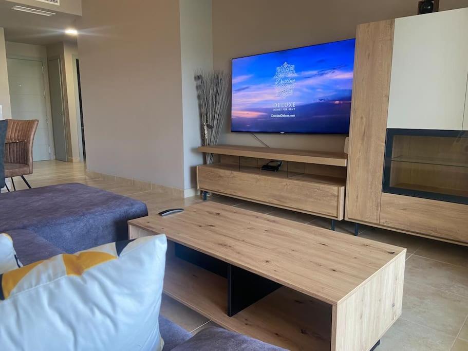 Televízia a/alebo spoločenská miestnosť v ubytovaní Destino Deluxe Valle del Este Vera