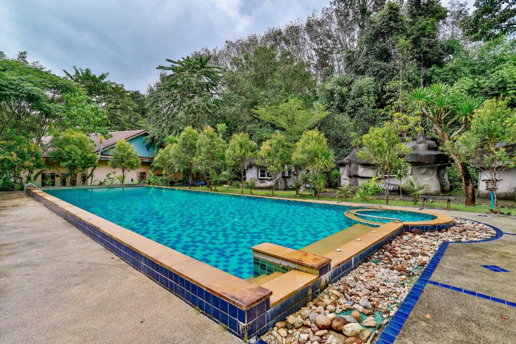 uma imagem de uma piscina numa casa em Ingthara Resort em Phangnga