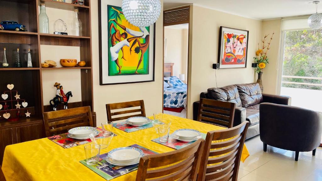 comedor con mesa amarilla y sillas en Cuatro Esquinas de Italia, en La Serena
