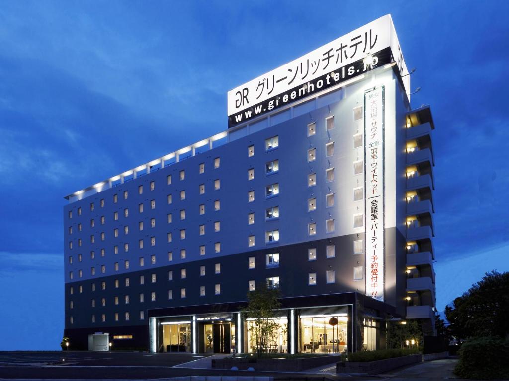 een gebouw met een bord erop bij Green Rich Hotel Osaka Airport in Ikeda