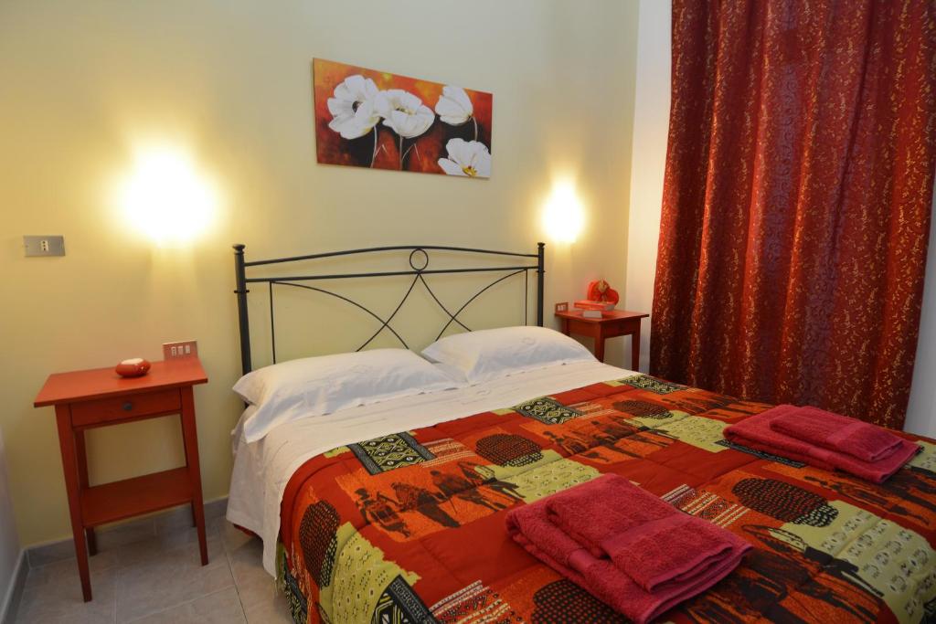 een slaapkamer met een bed met twee handdoeken erop bij Bed & Breakfast Casalino in Triggiano