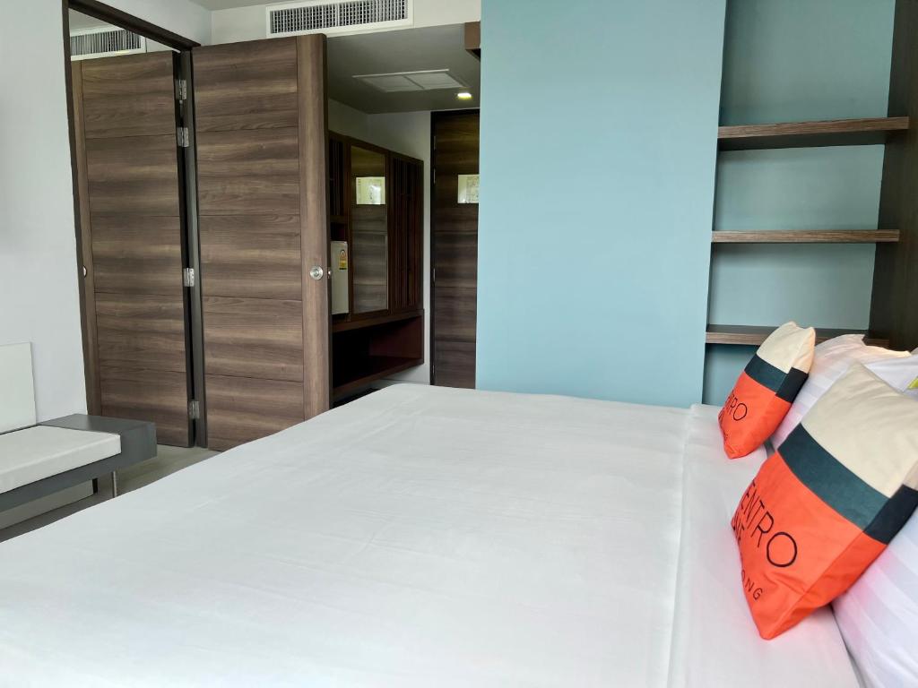 Postel nebo postele na pokoji v ubytování Centro One Patong