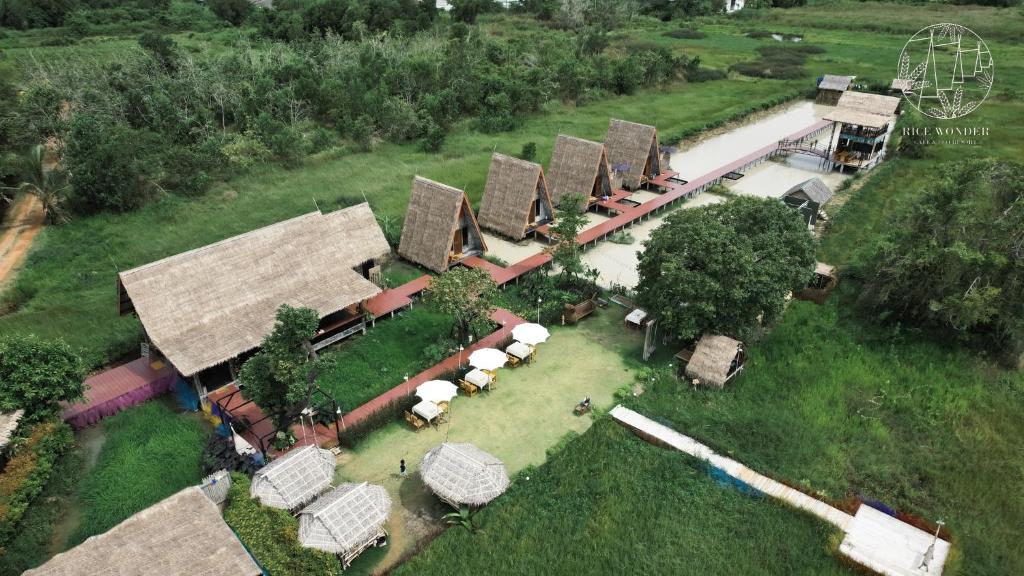 une vue aérienne sur une ferme comprenant un groupe de bâtiments dans l'établissement Rice Wonder Cafe & Eco Resort, à Rayong