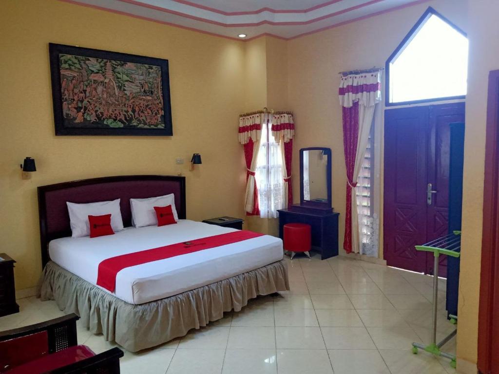 Postel nebo postele na pokoji v ubytování RedDoorz @ Puncak Tahura Hotel Bengkulu Tengah