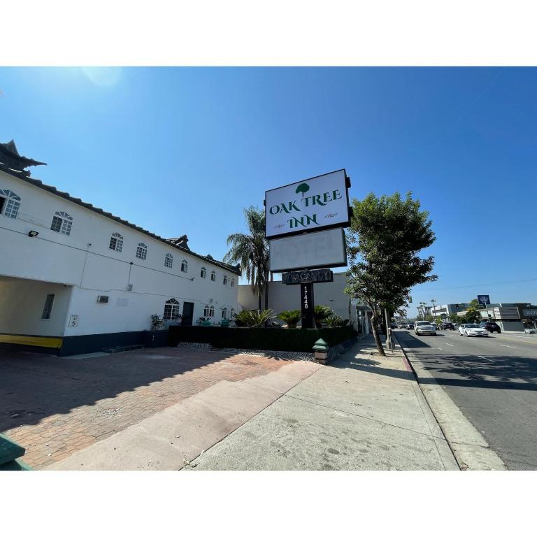 Una señal de una posada de árbol de amor en una calle en Oak Tree Inn en Los Ángeles