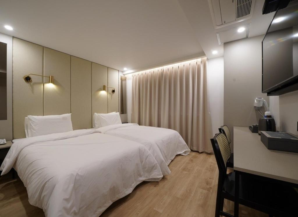 Postel nebo postele na pokoji v ubytování Ocean city hotel