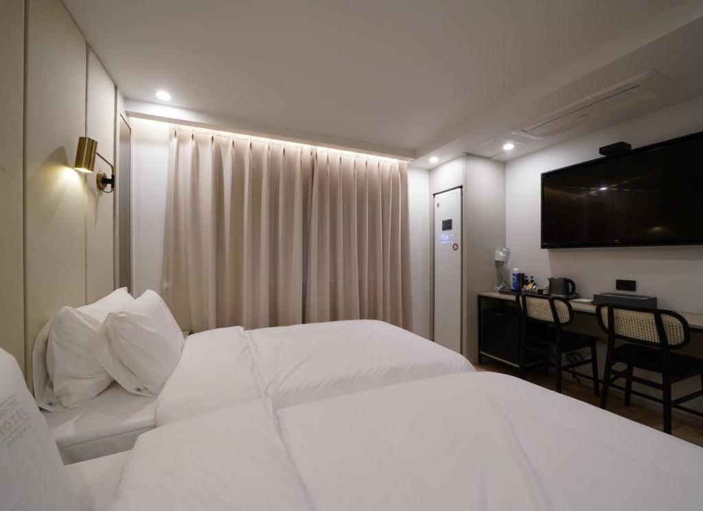Postel nebo postele na pokoji v ubytování Ocean city hotel