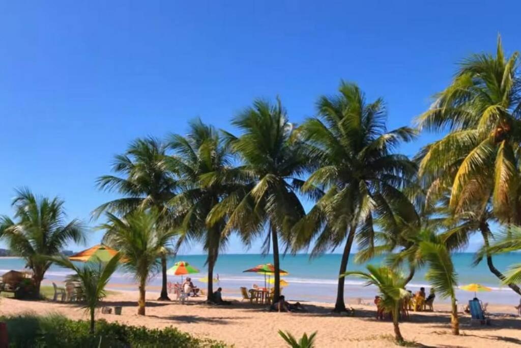 ein Strand mit Palmen und dem Meer in der Unterkunft Apartamento em João Pessoa, bairro Bessa in João Pessoa