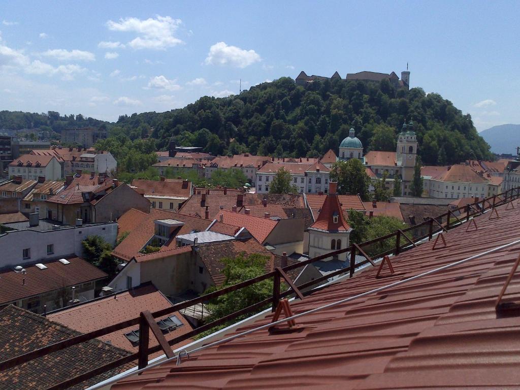Nespecifikovaný výhled na hory nebo výhled na hory při pohledu z hostelu