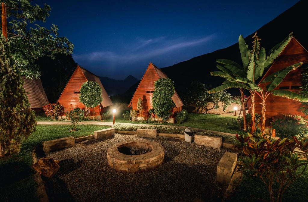 ein Resort mit einer Feuerstelle in der Mitte eines Gartens in der Unterkunft La Confianza Hotel in Lunahuaná