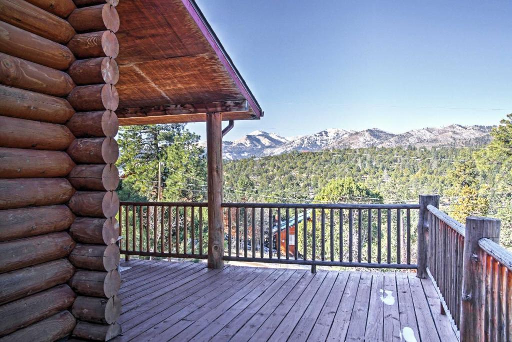 una terraza de madera con vistas a las montañas en Lacys Log Cabin Alto Home with Mountain Views! en Alto