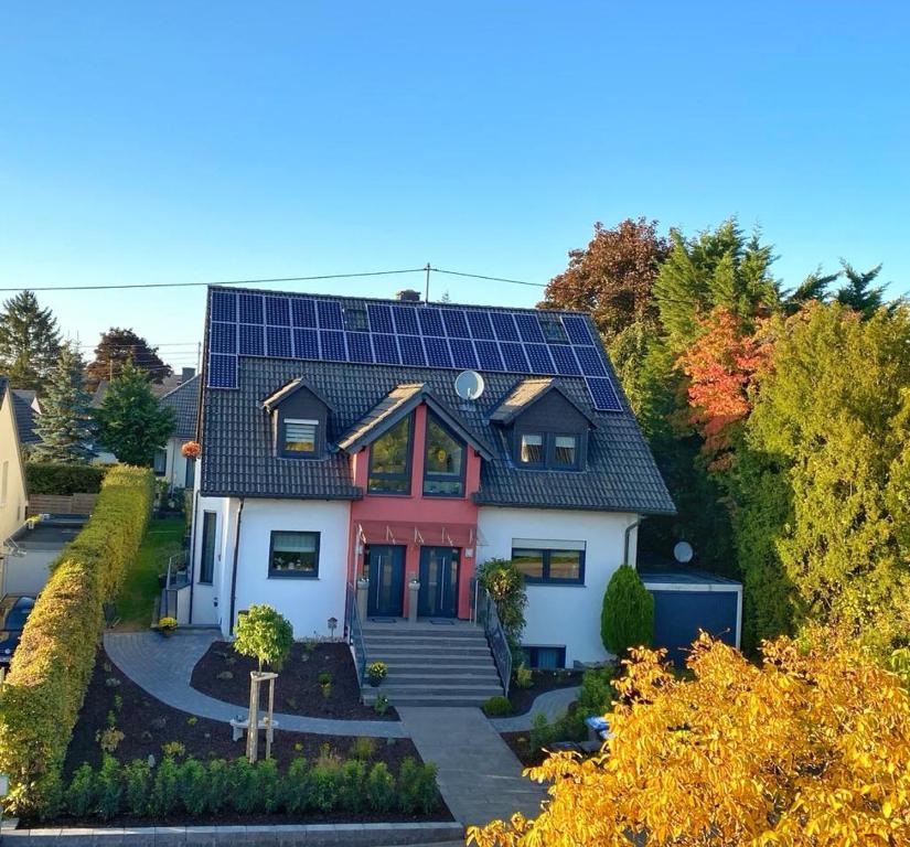 ein Haus mit Sonnenkollektoren auf dem Dach in der Unterkunft FewoSa Trier-Tarforst in Trier