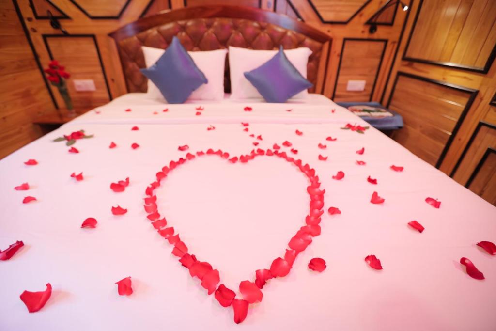 Voodi või voodid majutusasutuse Resort Hàng Dương toas