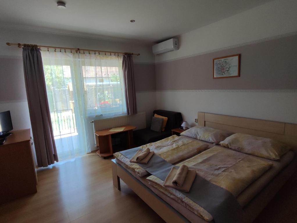 Posteľ alebo postele v izbe v ubytovaní Aranyhal apartman