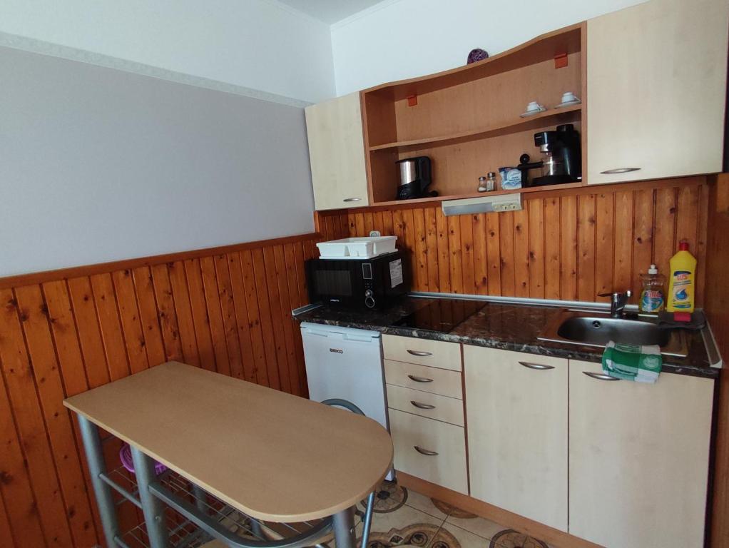 Kuchyňa alebo kuchynka v ubytovaní Aranyhal apartman