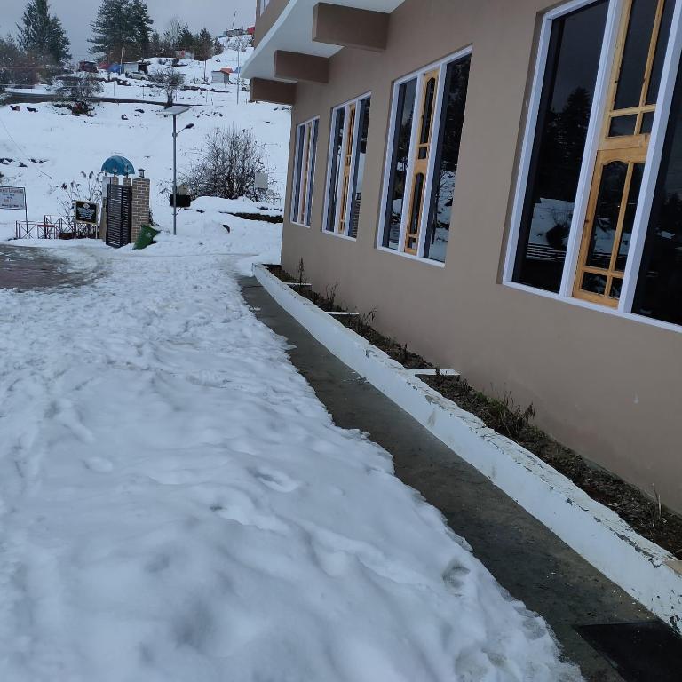 Mountain view stay in Auli - Budget Triple Room