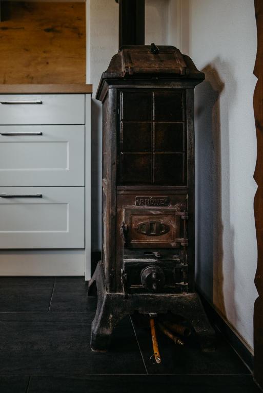 an old stove in the corner of a kitchen at Kellerstöckl Berg 106 in Strem