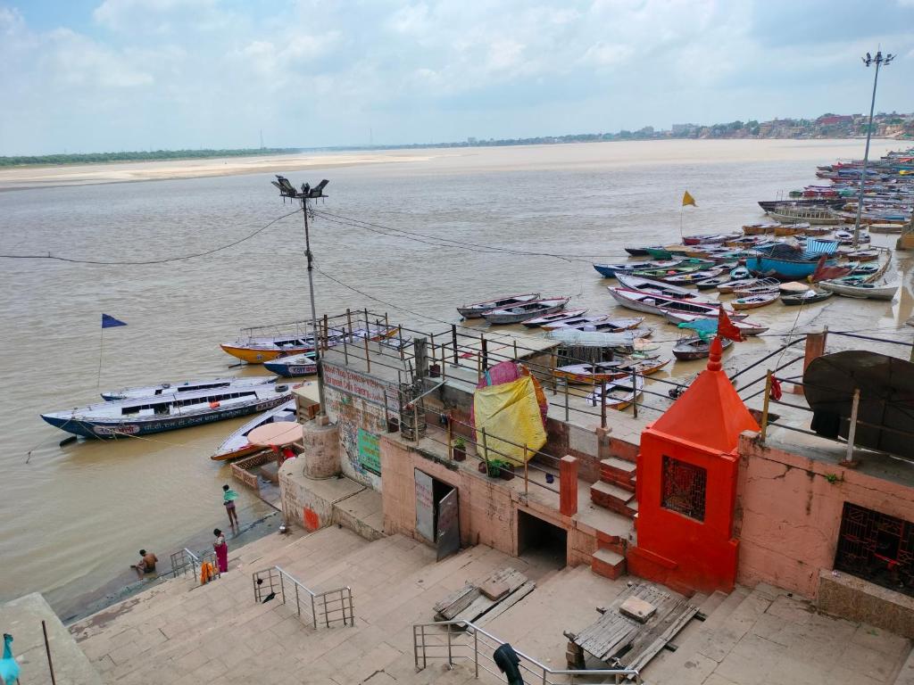 un grupo de barcos están atracados en el agua en Sunrise Lodge, en Varanasi