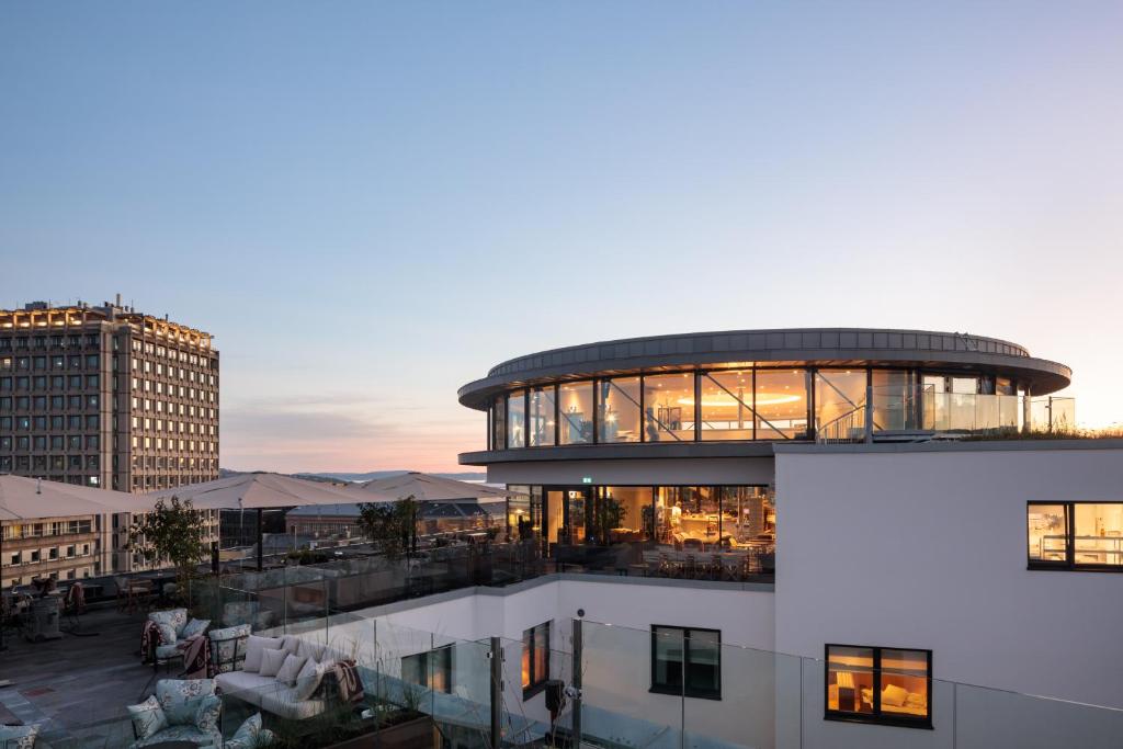 ein großes Gebäude mit vielen Fenstern in der Unterkunft Sommerro in Oslo