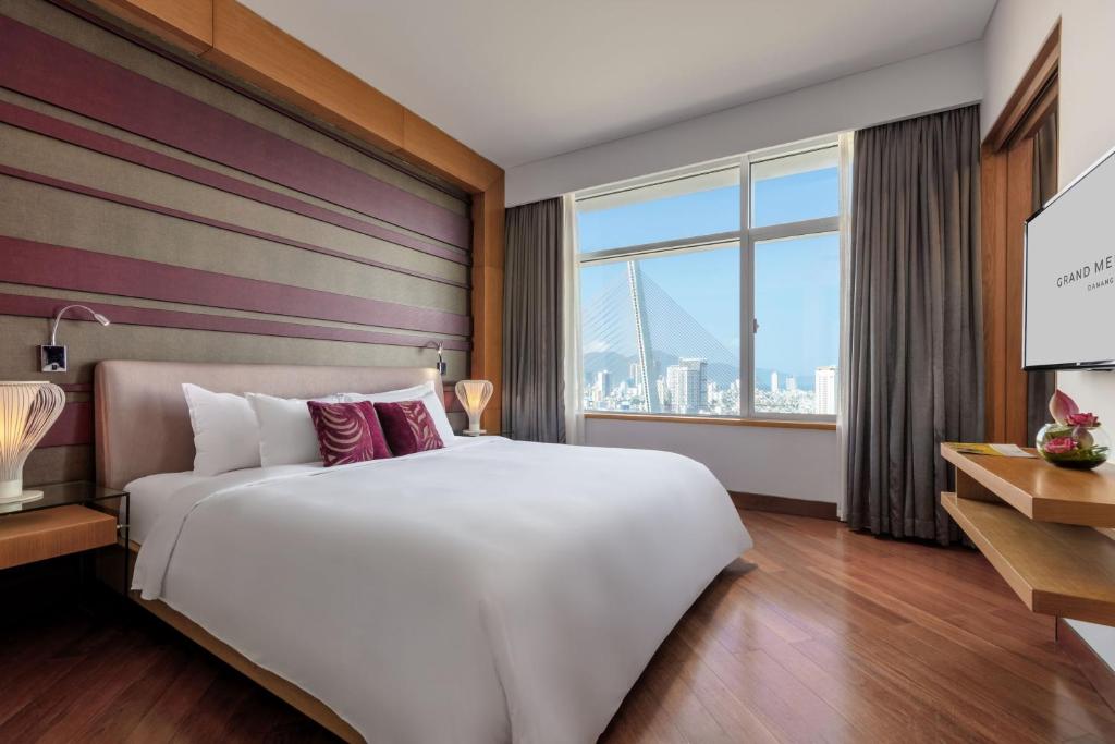 Executive Suite with River View - High floor with Executive Lounge access